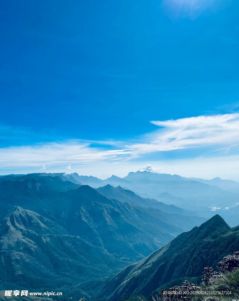 壮丽山景蓝天之下的巍峨
