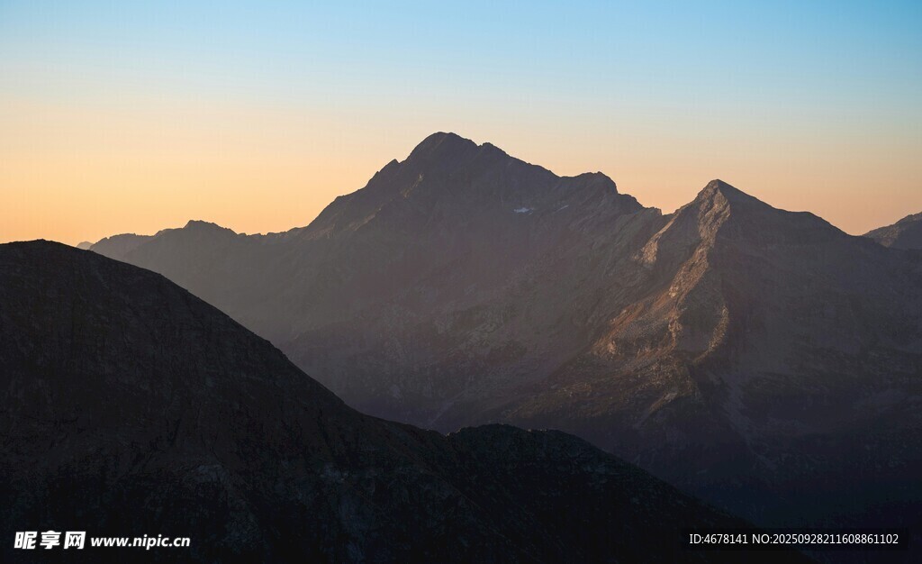 壮丽山景夕阳下的巍峨山峦