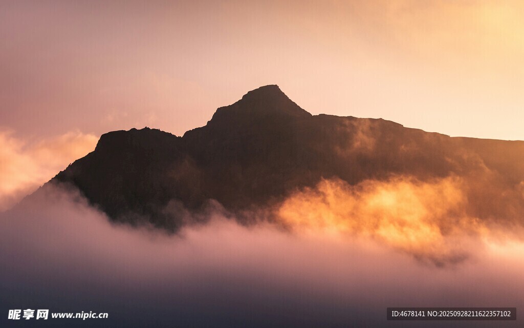 日出云海中的巍峨山峰