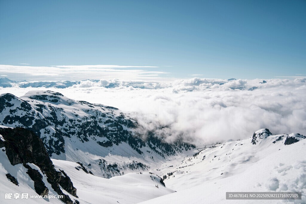 雪山云海壮丽景观