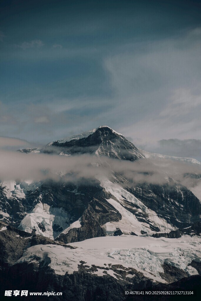 雪山云海壮丽景观