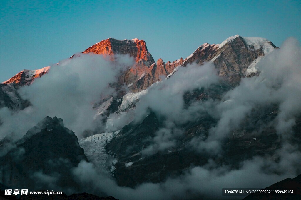 雪山云海壮丽景观