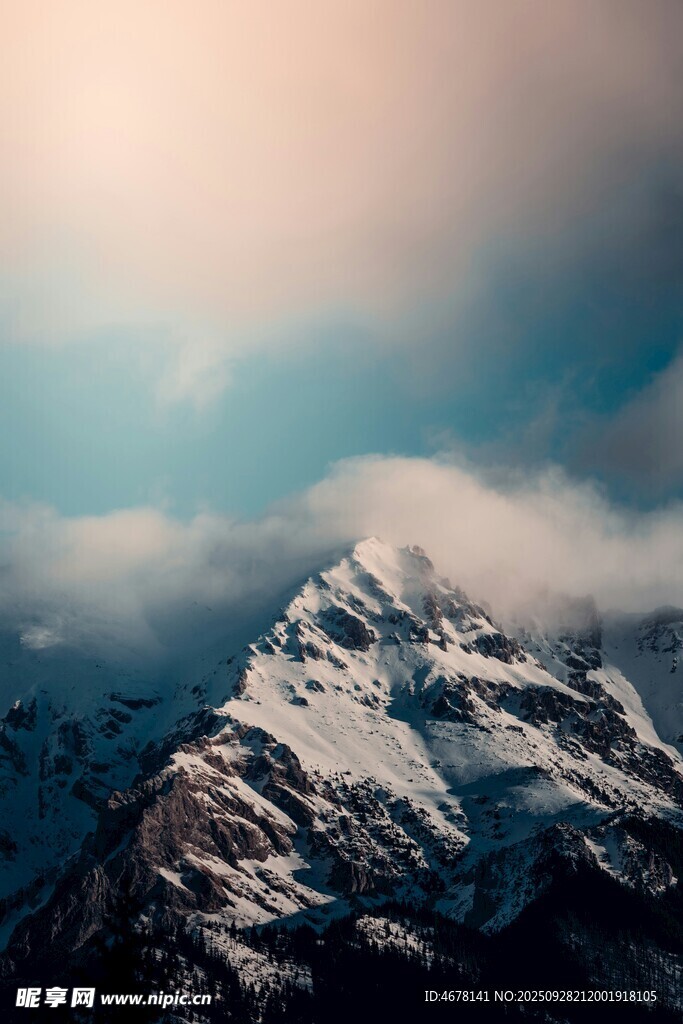 巍峨雪山云雾缭绕之景
