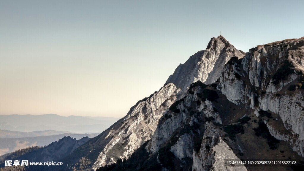 巍峨高山壮丽景致