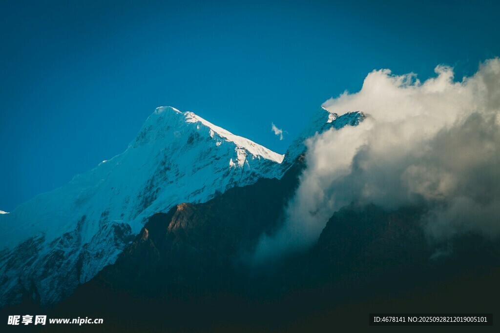 雪山云雾美景