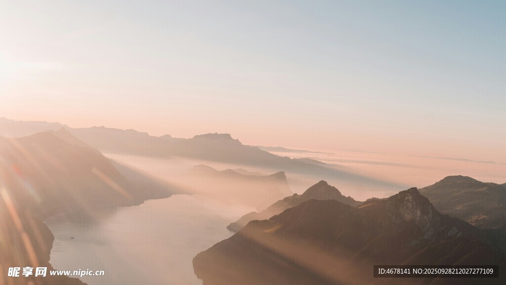 日出下的山峦与云海奇观