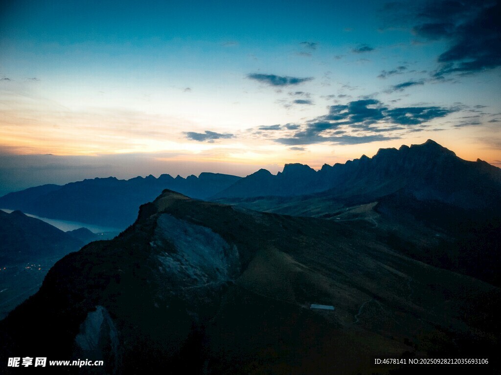 山间壮丽日出美景