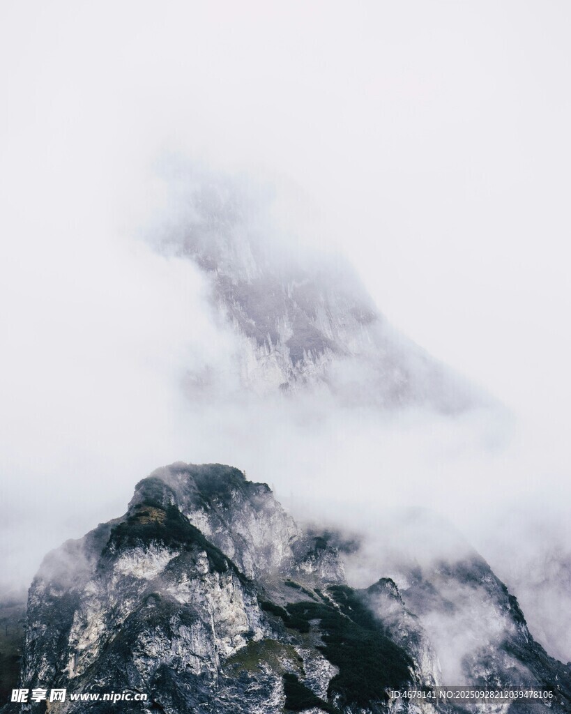 云雾缭绕的巍峨山峰