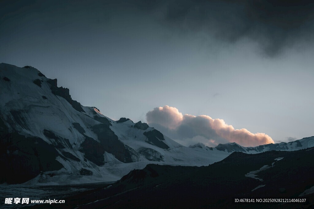 雪山暮色中的壮丽云景