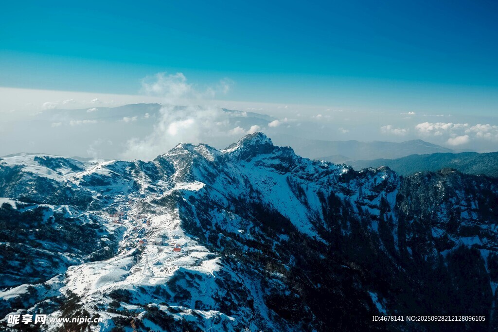 雪山壮丽风光俯瞰视角
