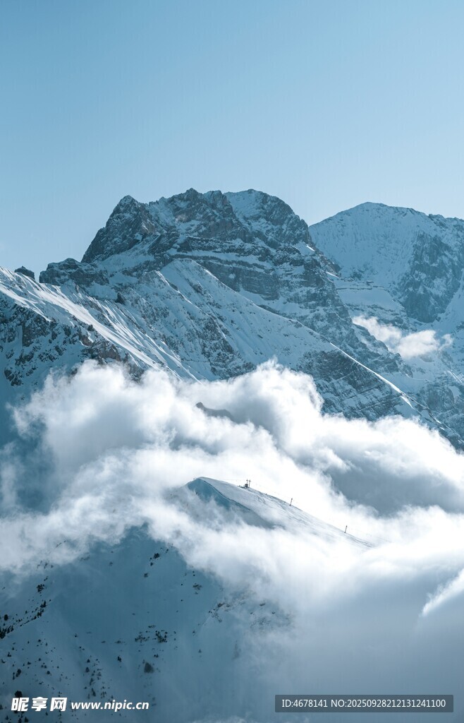 雪山云海壮丽风光