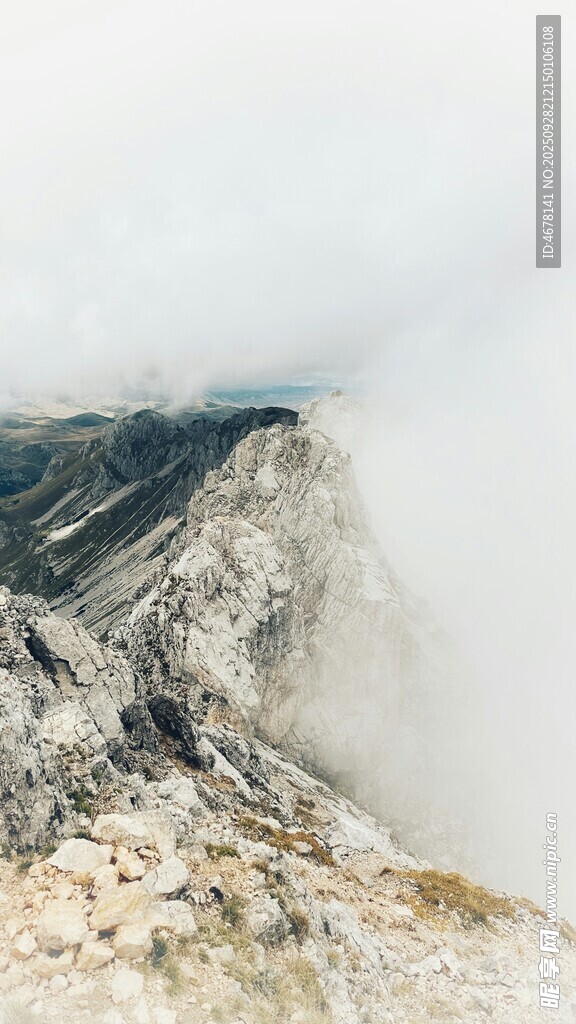 云雾缭绕的壮丽山景
