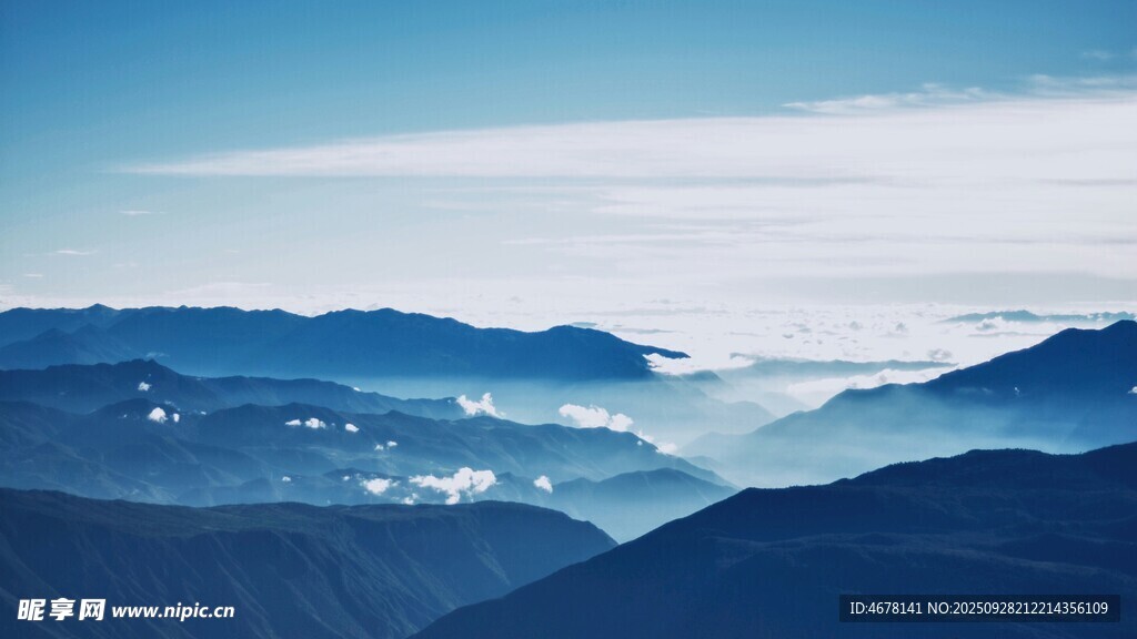 云海环绕的壮丽山峦