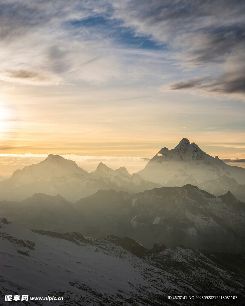 日出下的壮丽雪山景观
