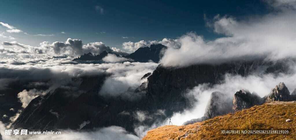 高山云海壮丽自然景观