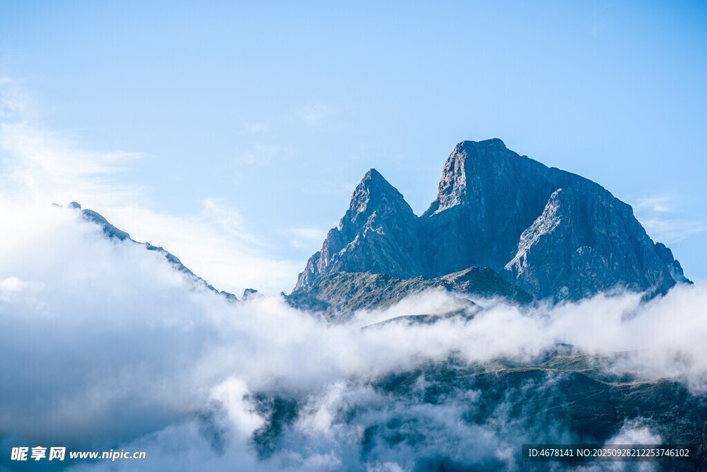 巍峨雪山云雾缭绕之景