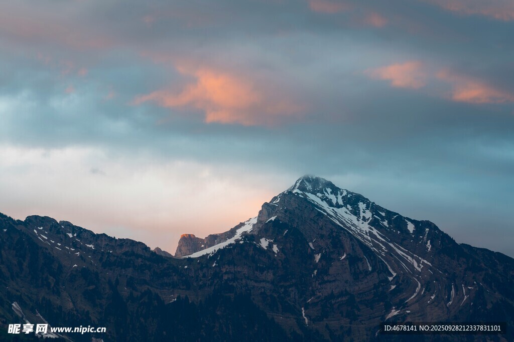 壮丽雪山与绚烂云霞景观