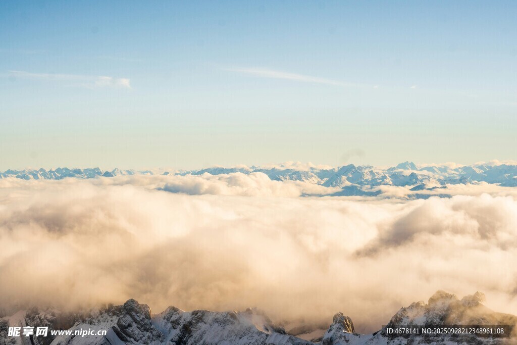 云海之上的壮丽雪山景观