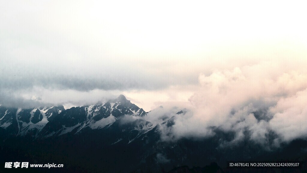 云雾缭绕的壮丽山峦