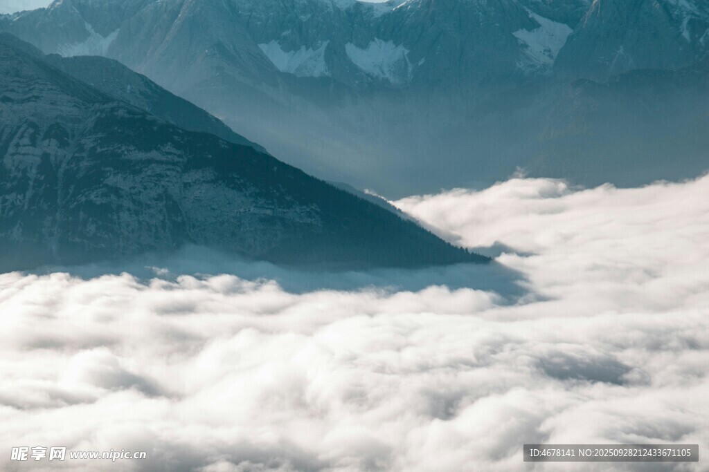 云海山间景