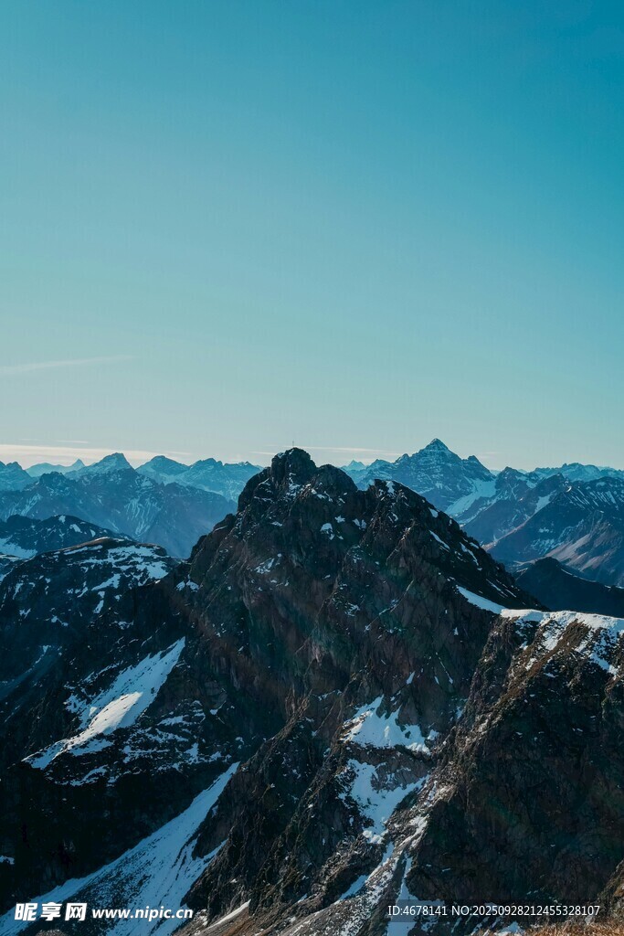 壮丽雪山远景