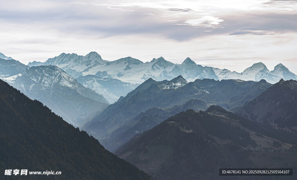 壮丽山峦云雾缭绕美景