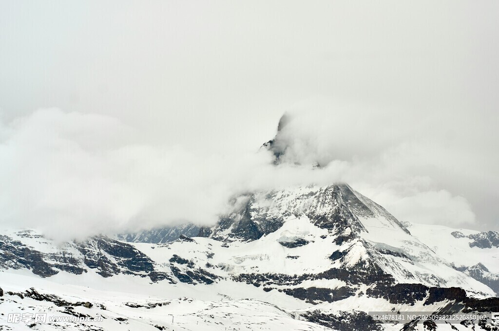云雾缭绕的壮丽雪山