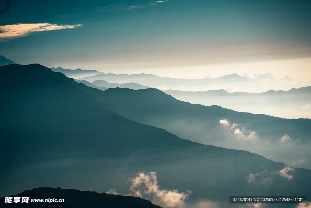 壮丽山景中的云海奇观