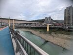 河畔桥梁与城市建筑景观