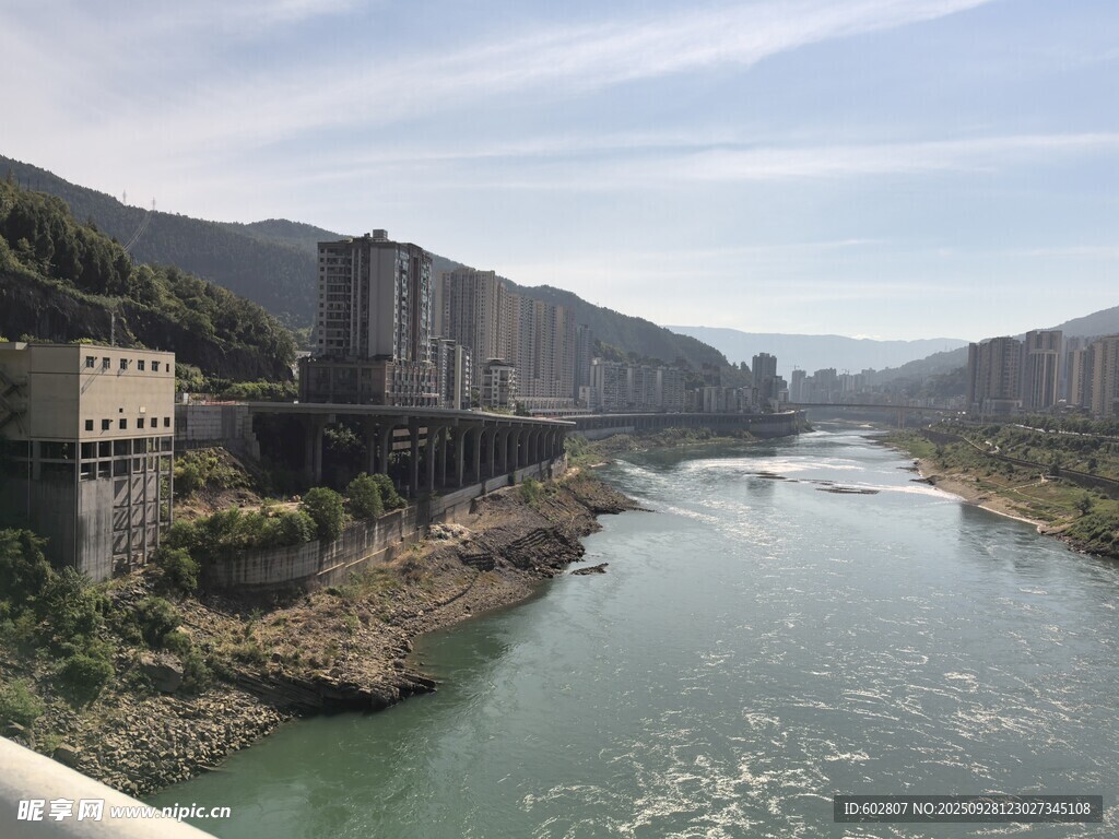 河畔城市风光