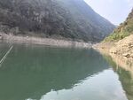 青山绿水间的宁静湖泊
