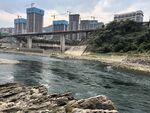 河畔桥梁与城市建筑景观
