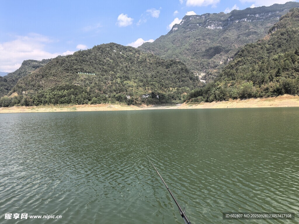 宁静山水间的碧绿湖泊