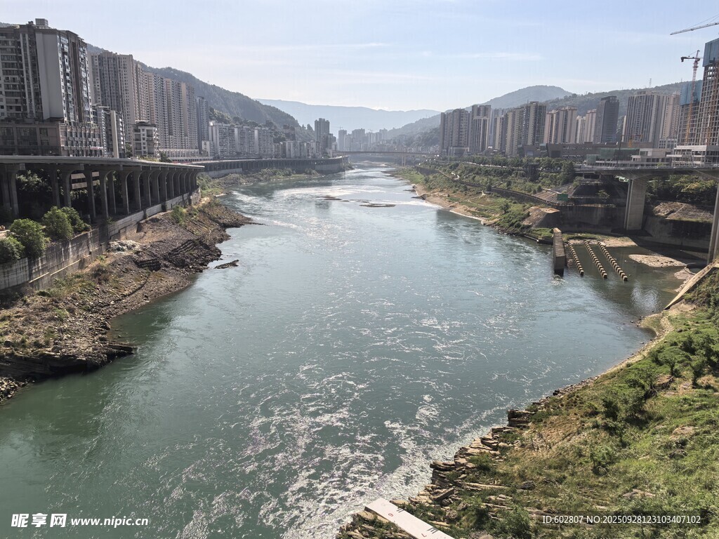 城市河畔风光