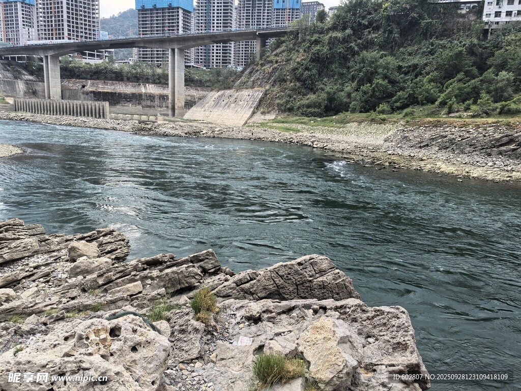 河边岩石与远处建筑景观
