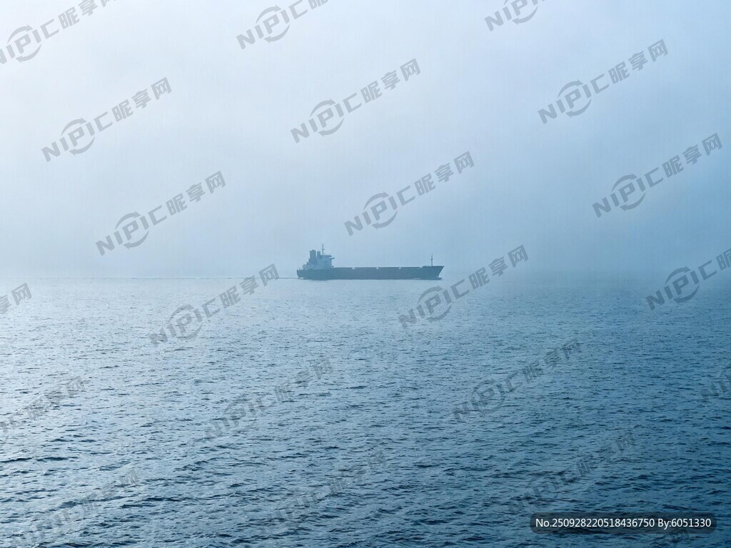 广阔平静的大海上 水天一色