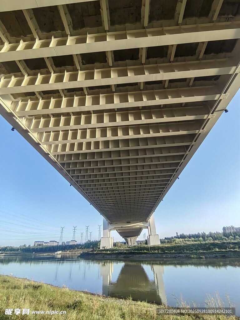 仰视视角下的桥梁底部景观