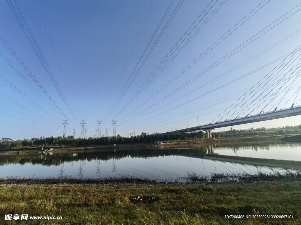 湖畔输电线路风景
