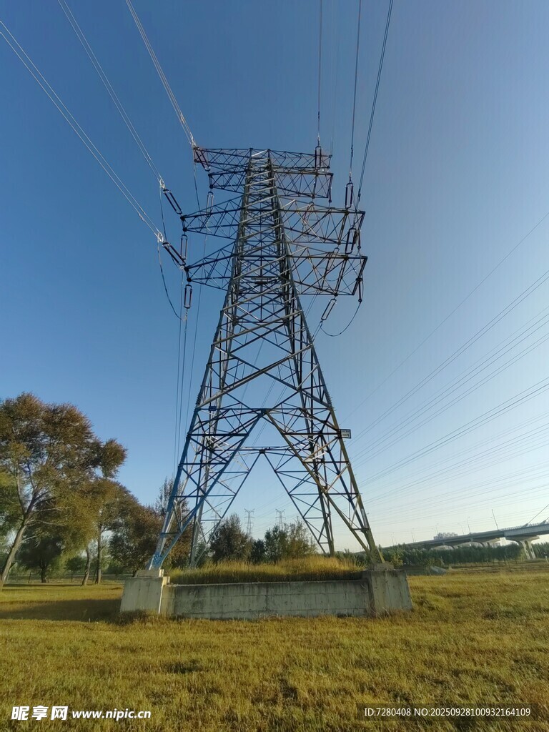 田野中的高压输电塔
