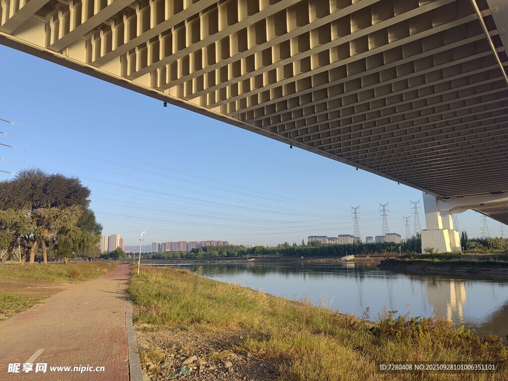 河畔公路桥景