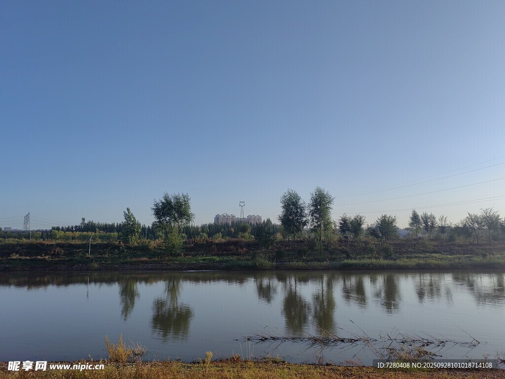 湖畔静谧风光