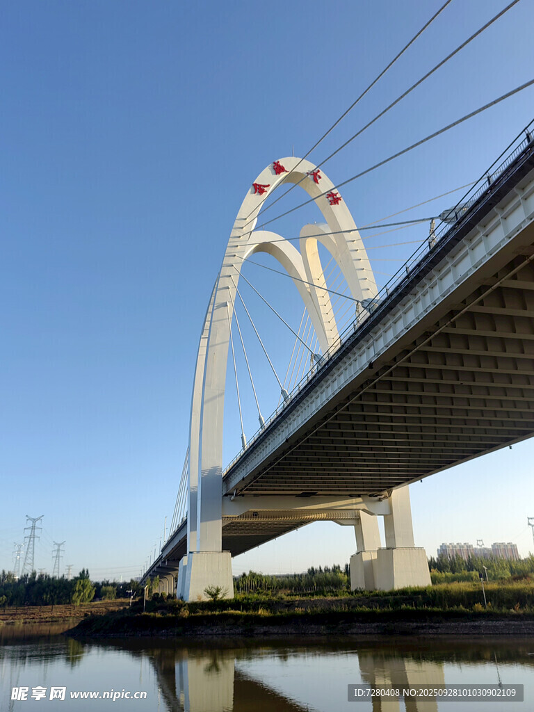 现代风格桥梁横跨水面