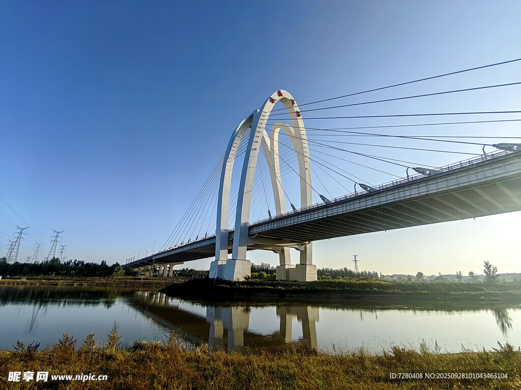 现代桥梁横跨宁静水面