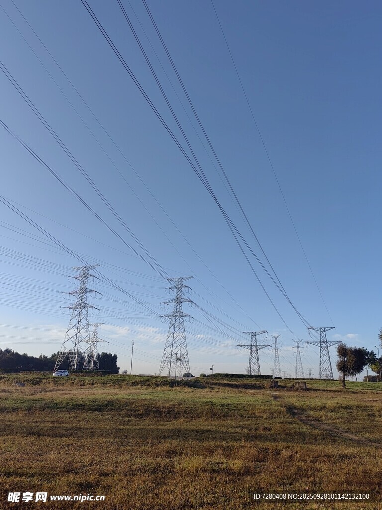 田野上的高压输电线路