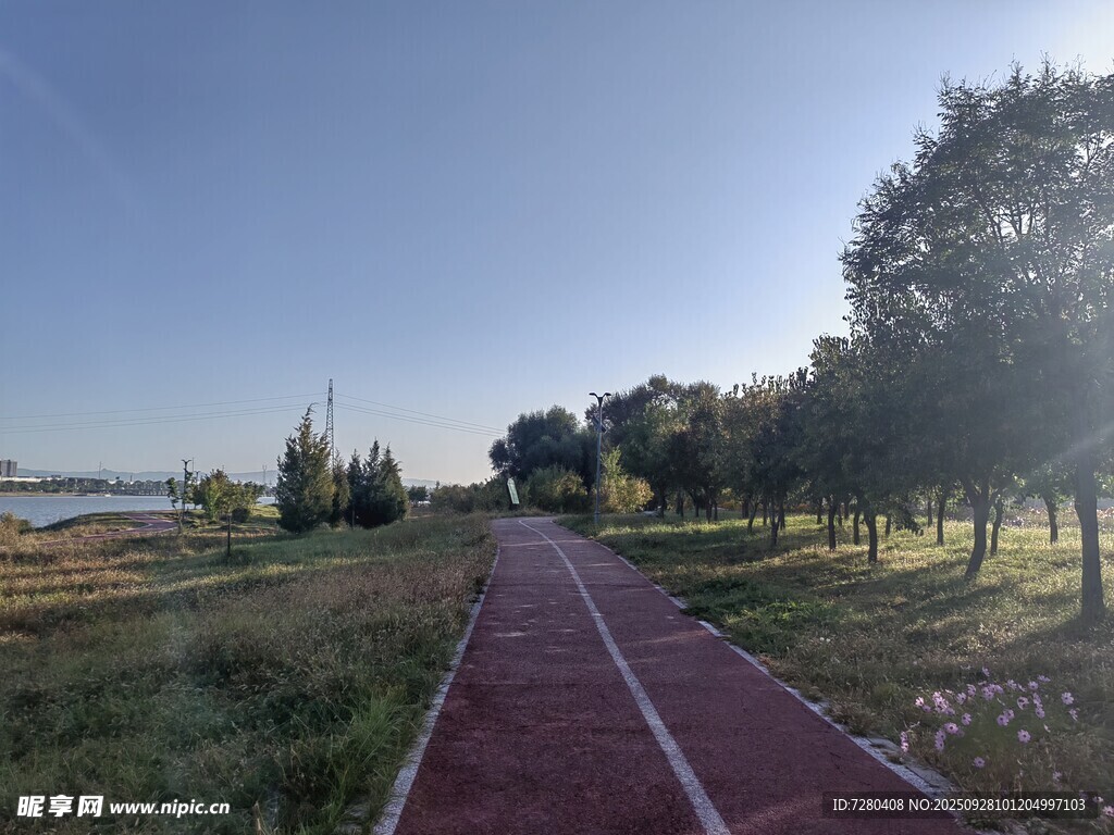 湖畔红跑道绿树伴蓝天