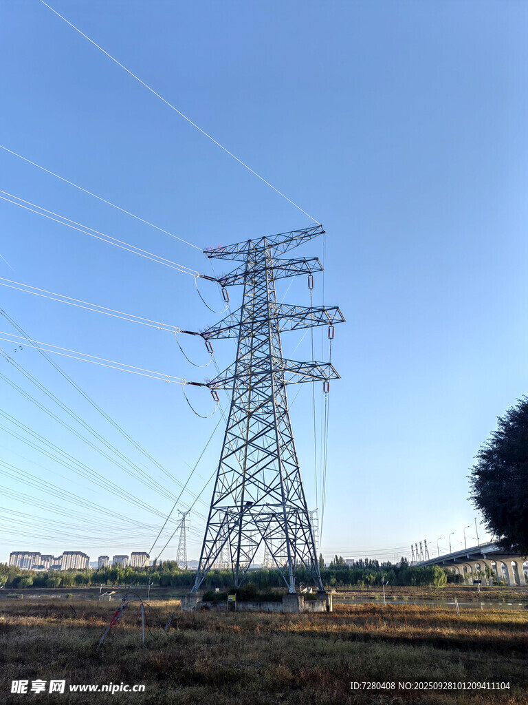 田野中的高压输电塔