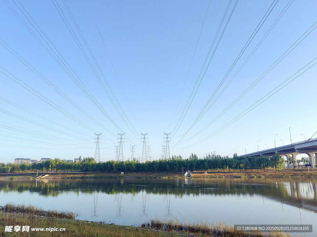 湖畔输电线路与蓝天美景