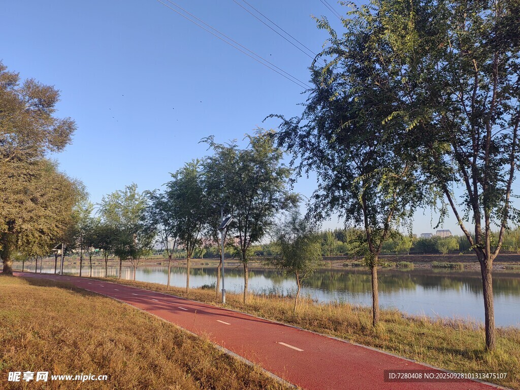 秋日河畔的红色步道风景