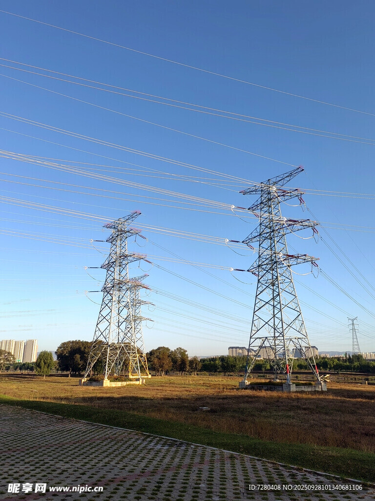 户外高压输电塔景观