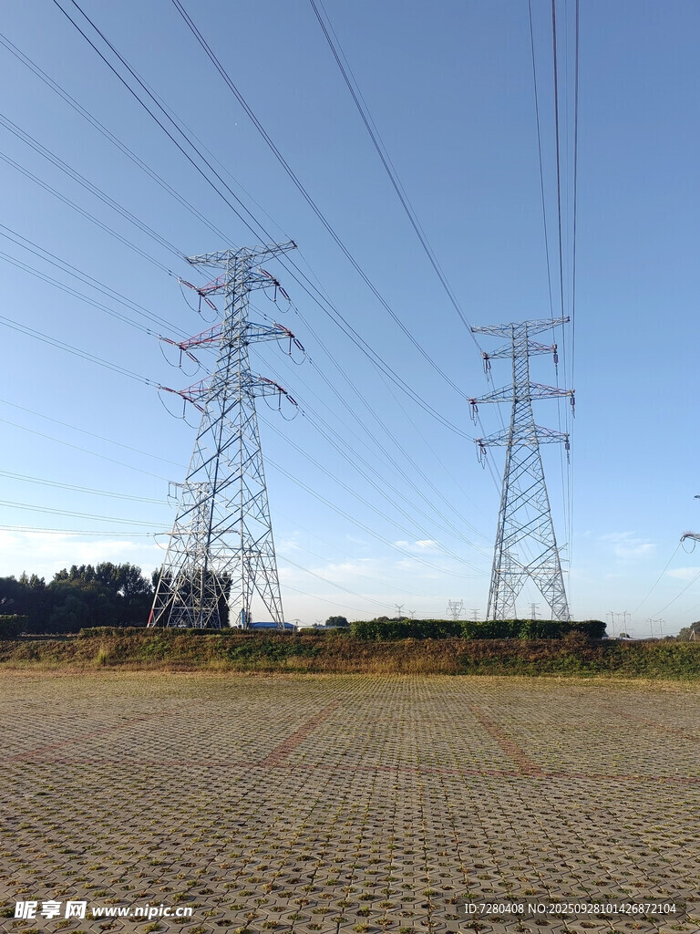 田野上的高压输电塔